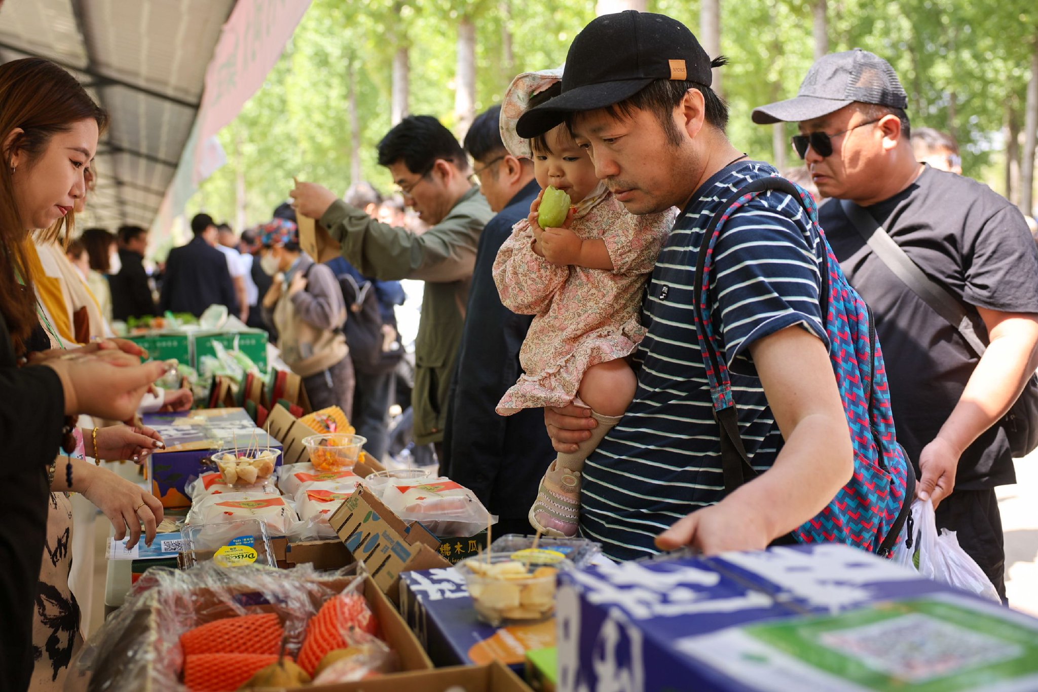集市上，市民在選購特色農產品。新京報記者 王子誠 攝