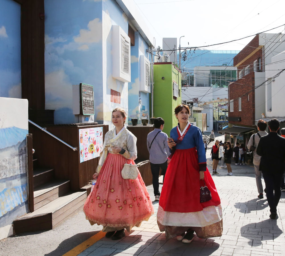 2023年11月9日，遊客在南韓釜山市的甘川文化村遊玩。新華社記者姚琪琳攝