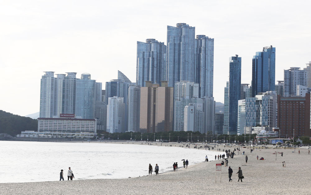 2023年11月10日，人們在南韓釜山市海雲台的海灘休閑。新華社記者姚琪琳攝