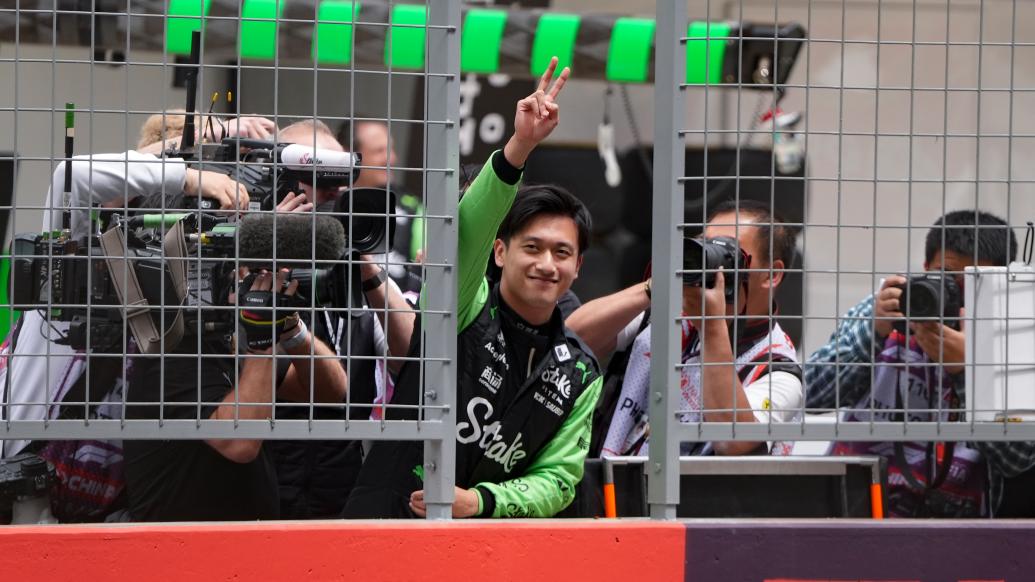 4月19日,周冠宇(中)在練習賽前向觀眾致意。當日,F1中國大獎賽在上海開賽。新華社記者 夏一方 攝