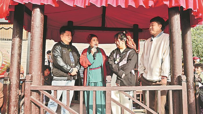 3月30日,在河南开封万岁山大宋武侠城,“王婆”在舞台上与游客互动。余嘉熙 葛慧君 摄
