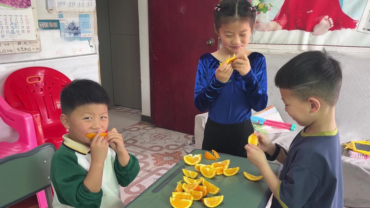 九九和舅舅送姐姐去跳舞，说今天很开心，看看九九一天都经历了啥