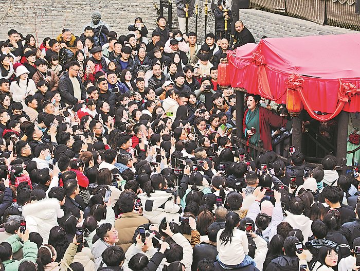 “王婆”在与舞台周围的游客互动。余嘉熙 葛慧君 摄