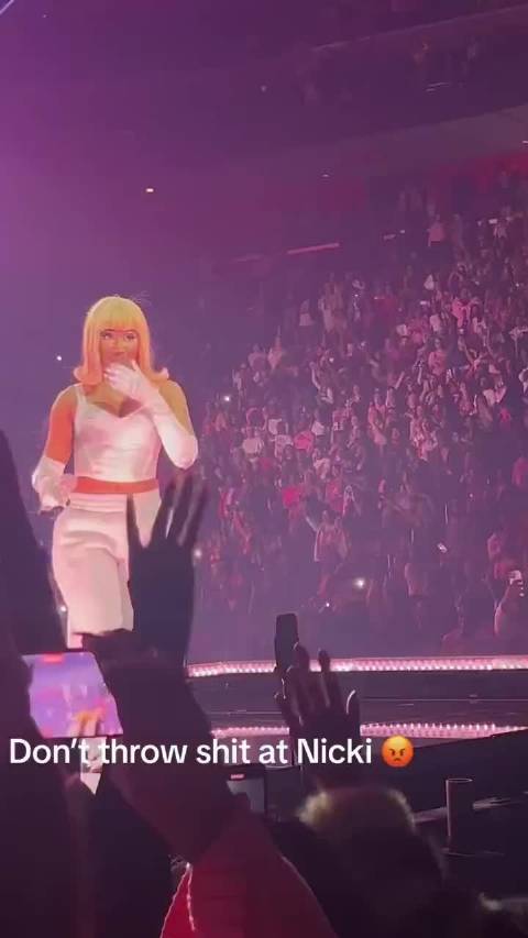 有歌迷在麻辣鸡Nicki Minaj演唱会上朝她扔东西…