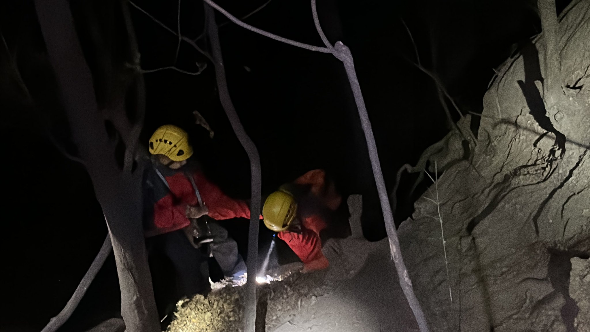 雁棲消防站的消防救援人員登山進行救援。圖源：懷柔區消防救援支隊
