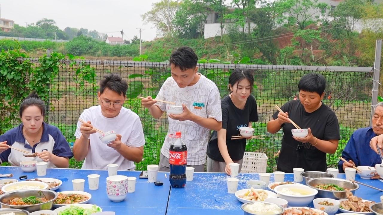 二娃回家帮忙插秧，小妹儿帮忙做美食，一大家子人互帮互助好温馨