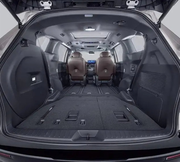 很多人第一次认识MPV这类车型，是从香港艺人的保姆车开始的