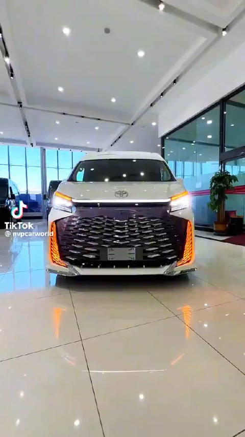 视频：丰田 新款式的 HIACE 汽车
