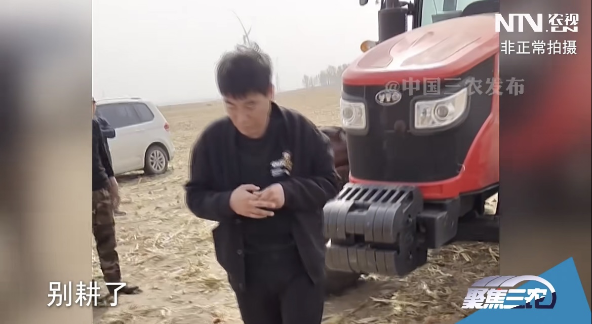 雙勝村一村幹部出現在承包地現場，阻止村民耕作。「中國三農發佈」影片截圖