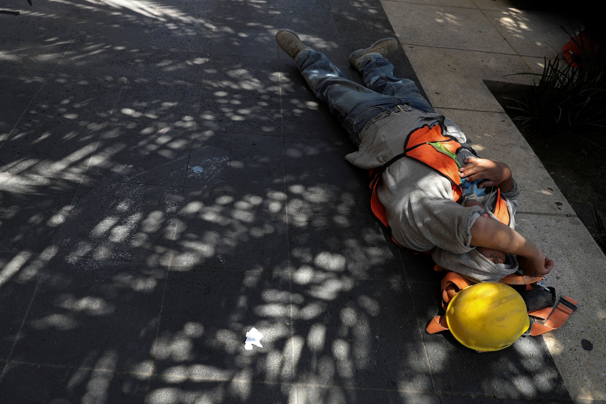 當地時間2024年4月16日，墨西哥首都墨西哥城，當地遭熱浪襲擊，工人在樹蔭下休息。圖/IC photo