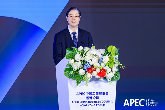 图为五粮液股份公司副董事长、总经理蒋文格在APEC中国工商理事会香港论坛上作主题演讲