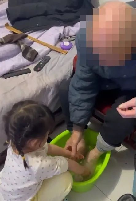刘某军的孙女为阮大爷洗脚