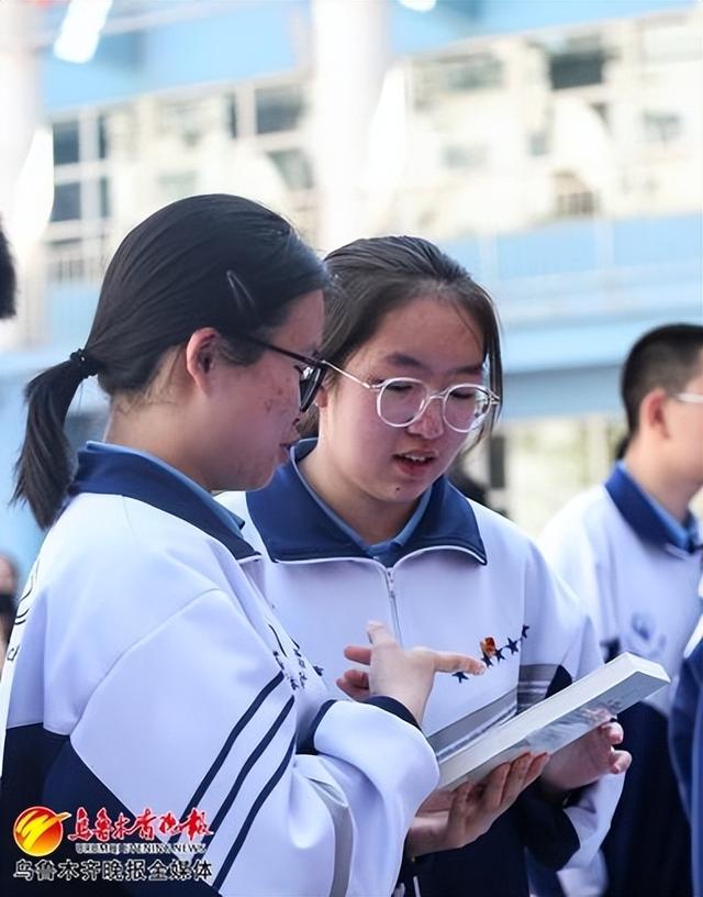 　　4月22日，在乌鲁木齐市第四中学，同学们相互推荐心仪图书。记者迪丽娜尔·加力肯摄