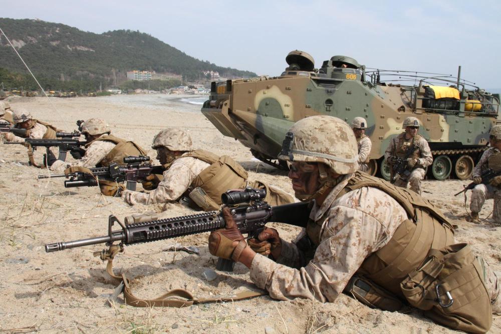 2014年3月31日，士兵在南韓浦項參加南韓和美國軍隊舉行的「雙龍」聯合軍演。新華社記者桑治成鋒攝