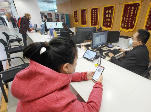 順義區政務服務中心工作人員在辦事人授權後調取相關電子證照。北京市政務服務和數據管理局供圖