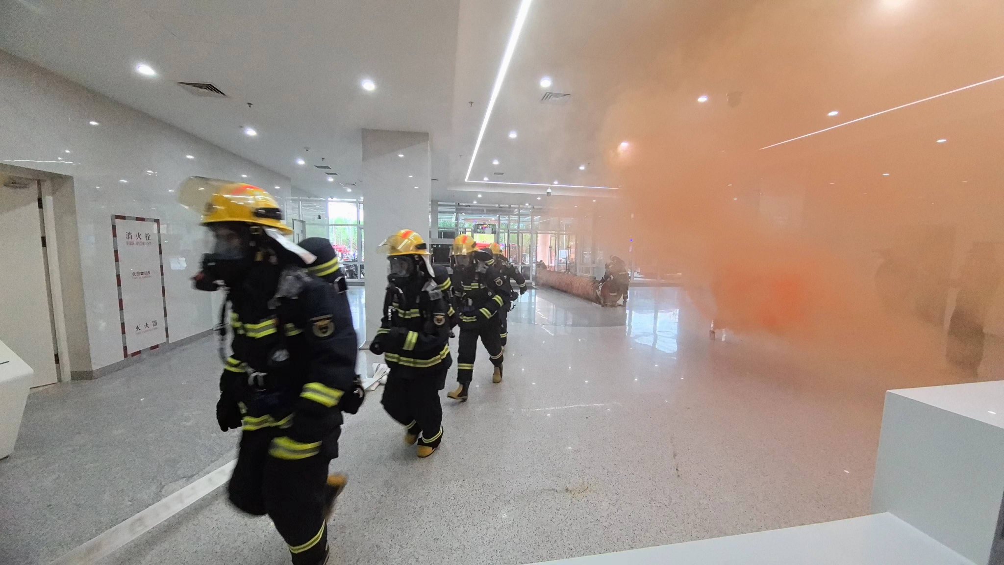 消防救援人員進入院區救火。 圖源：順義區消防救援支隊