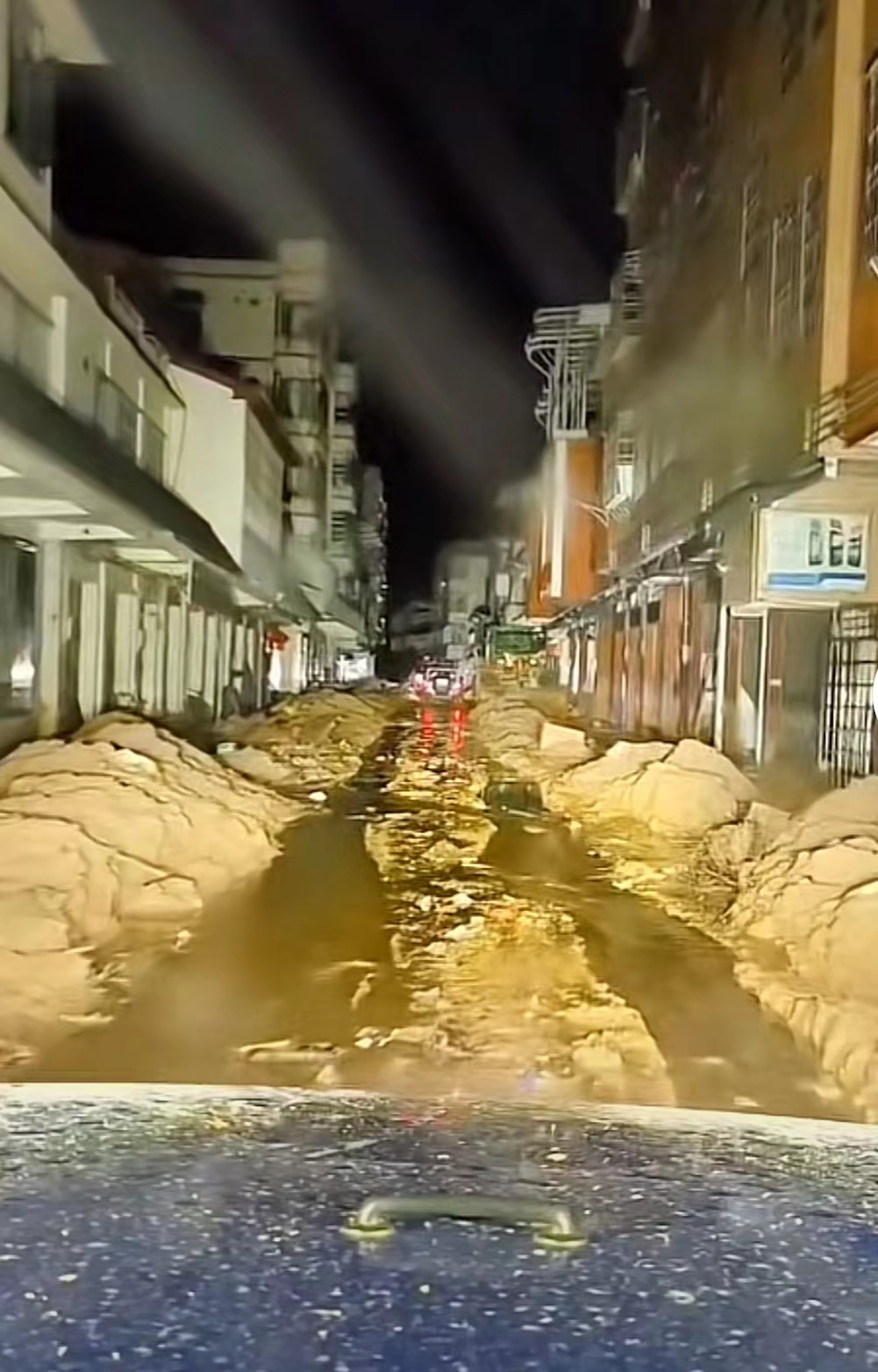 4月22日淩晨，越野車駛進江灣鎮，路上全是泥漿。  受訪者供圖