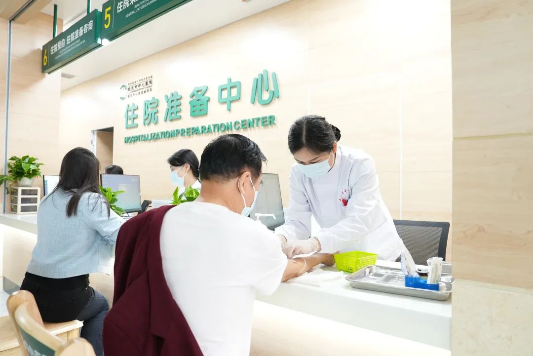 住院准备中心工作人员为住院患者预先采血。
