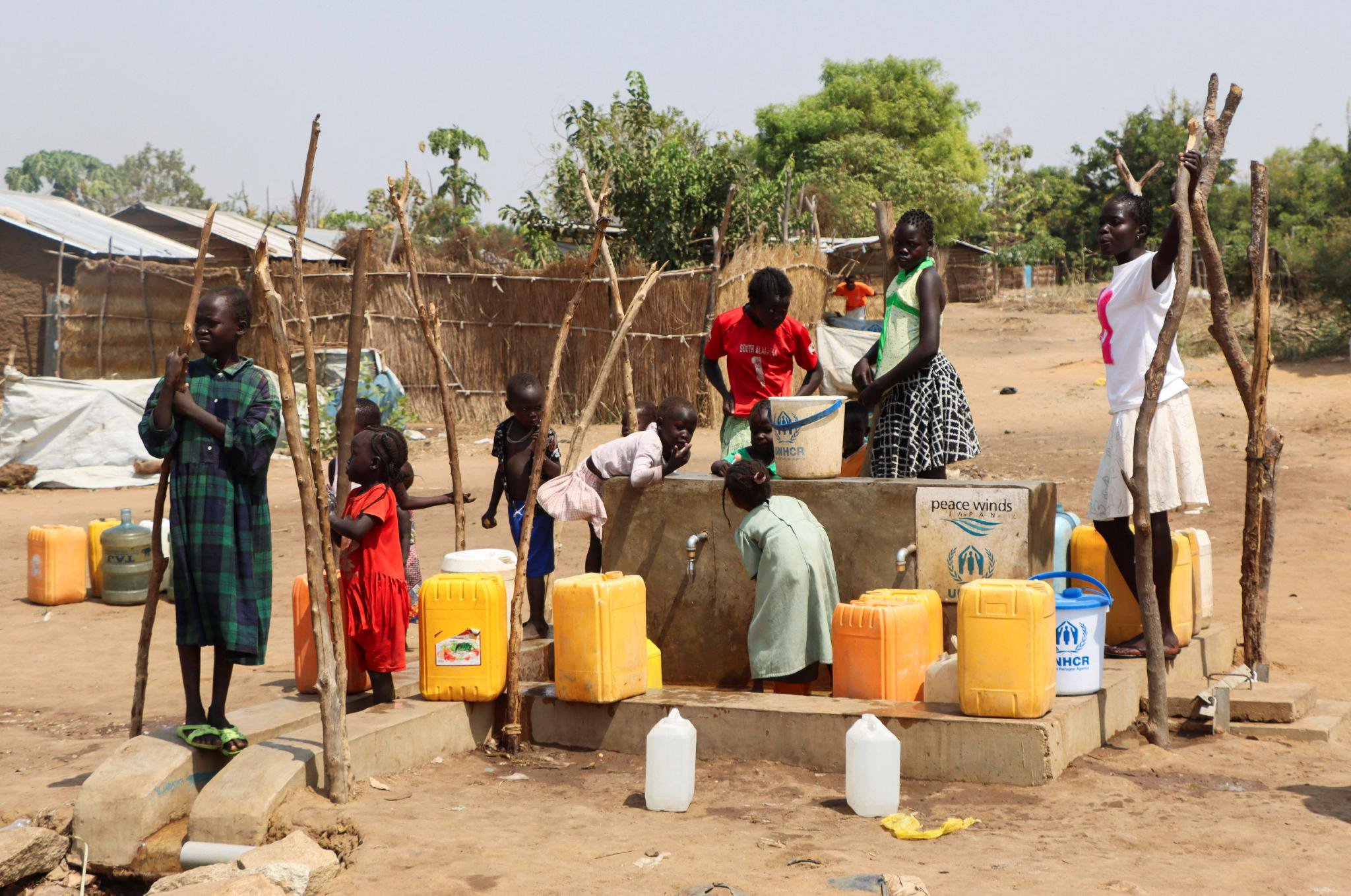 當地時間2024年1月26日，南蘇丹朱巴附近，逃離家園的蘇丹難民在井邊打水。圖/IC photo