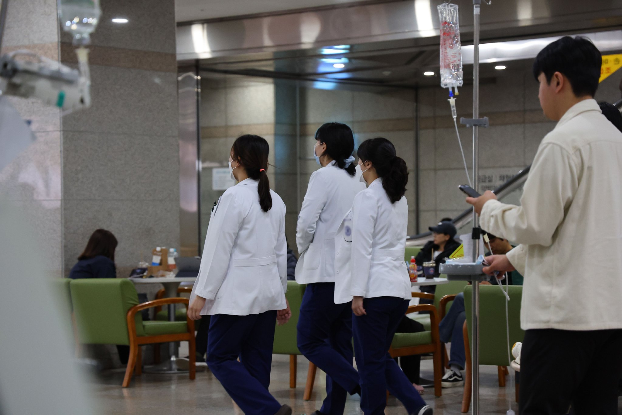 ▲當地時間2024年3月11日，南韓仁川，一家大學醫院中的醫務人員。圖/IC photo
