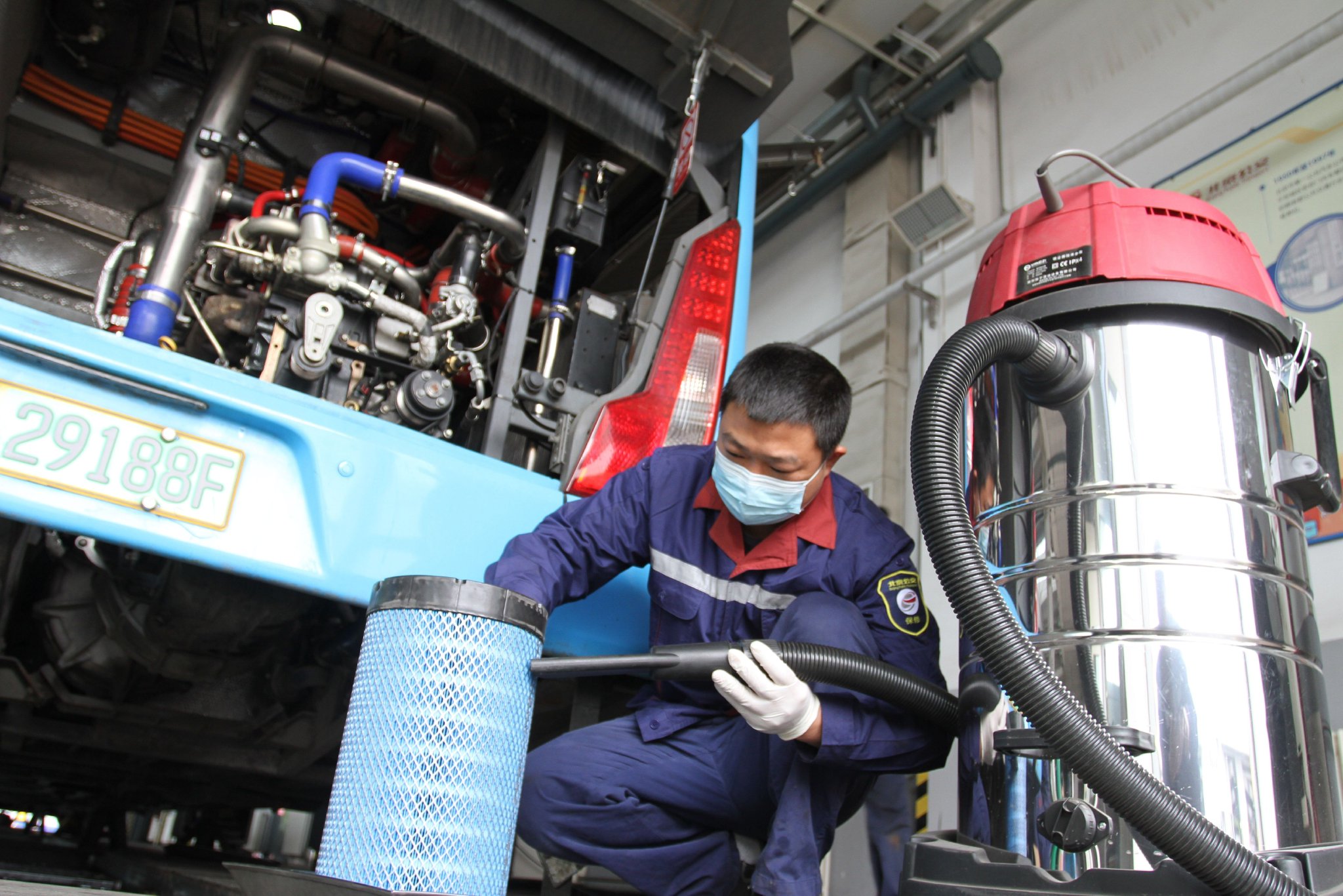 北京公交集團保修分公司工作人員為車輛清潔。 圖源：北京公交集團保修分公司