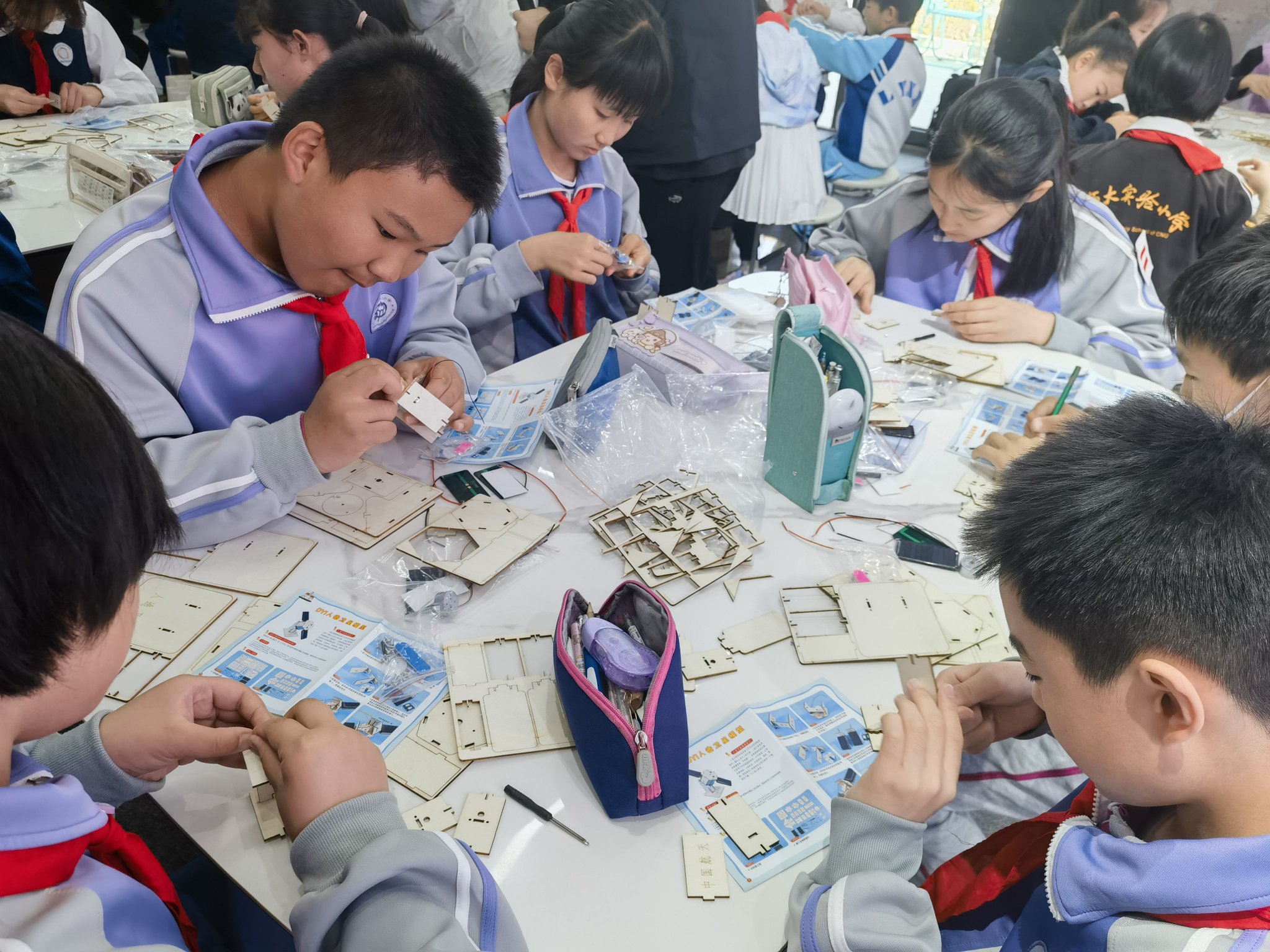 學生們正在跟隨老師的指導，製作衛星模型。新京報記者 楊菲菲 攝