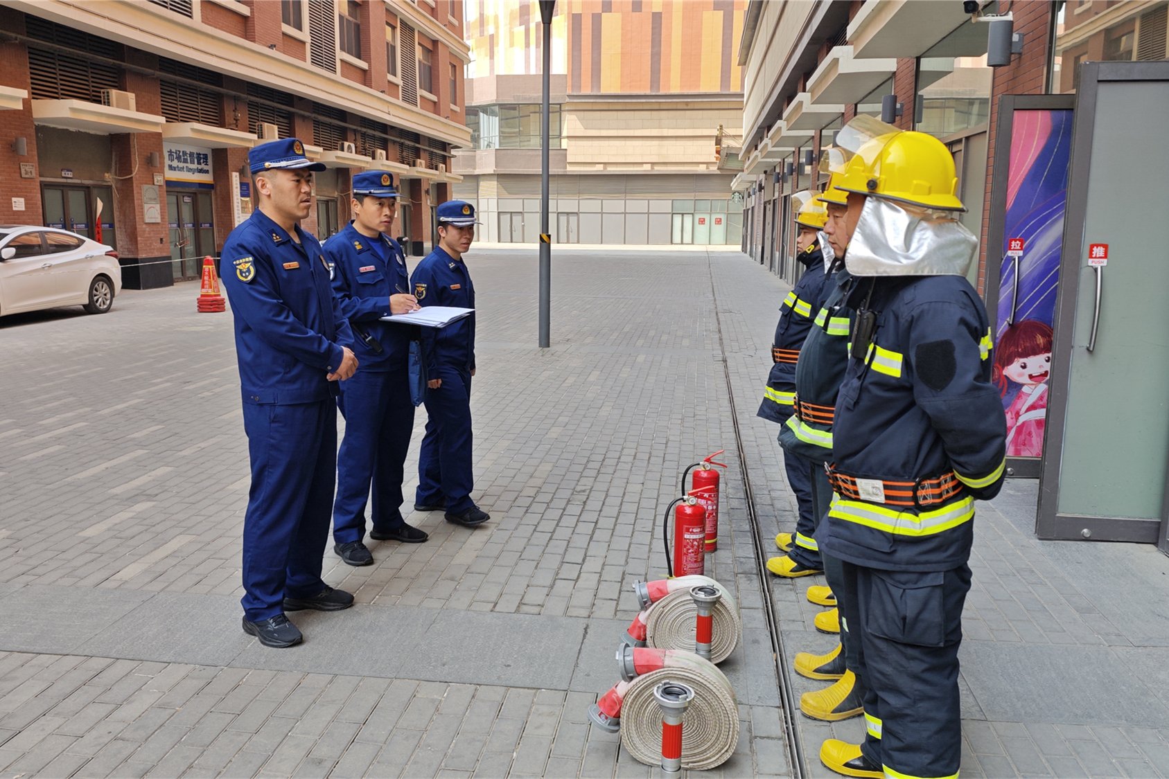 消防救援人員帶領微型消防站人員訓練。 圖源：密雲區消防救援支隊