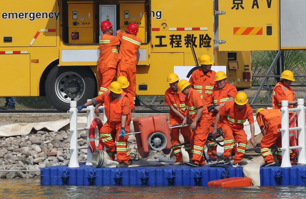 北京排水集團搶險大隊隊員在架設排水設備。新京報記者 李木易 攝