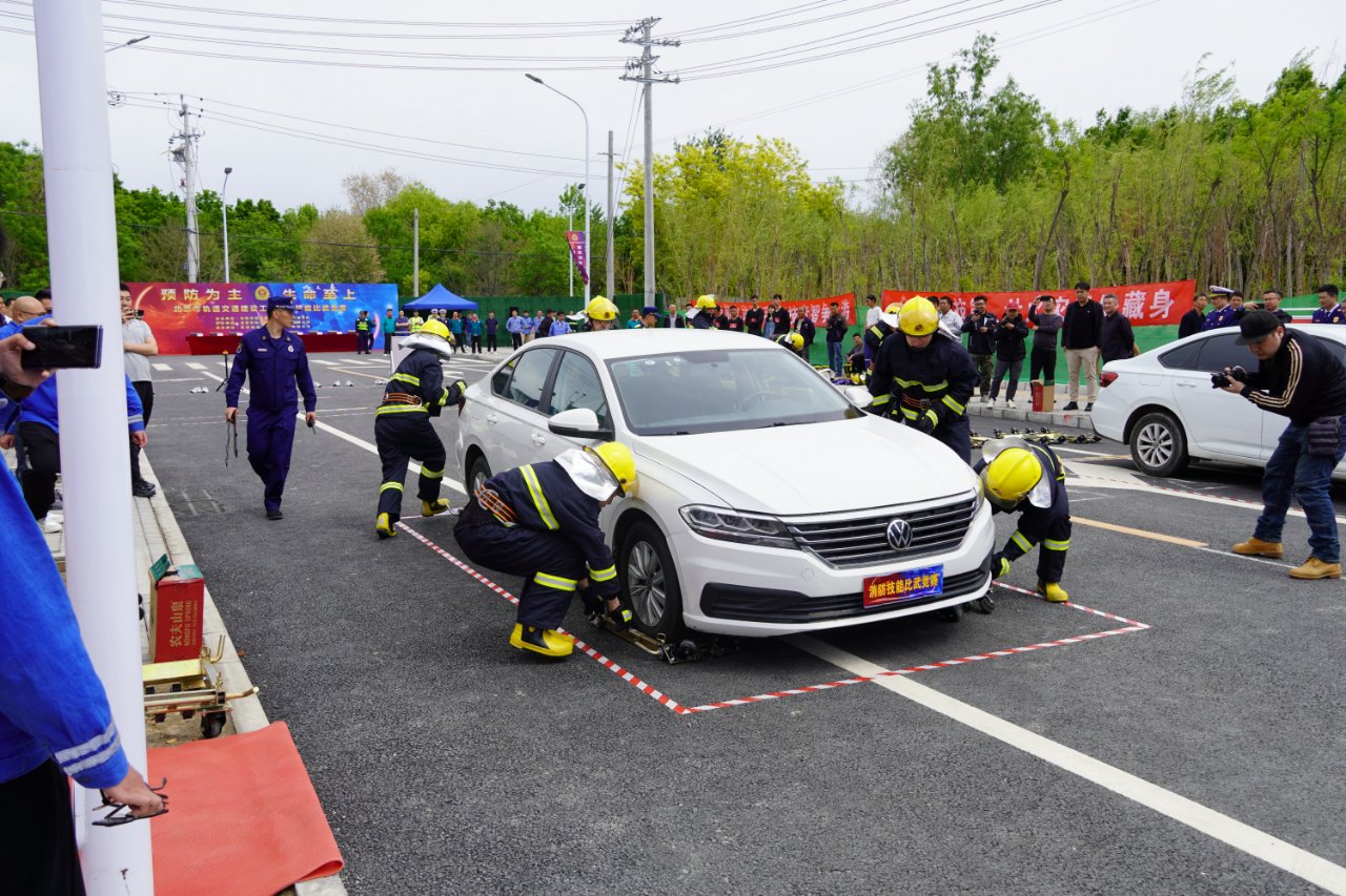 參賽成員正在用移車器移車。 圖源：北京市消防救援總隊軌道交通支隊