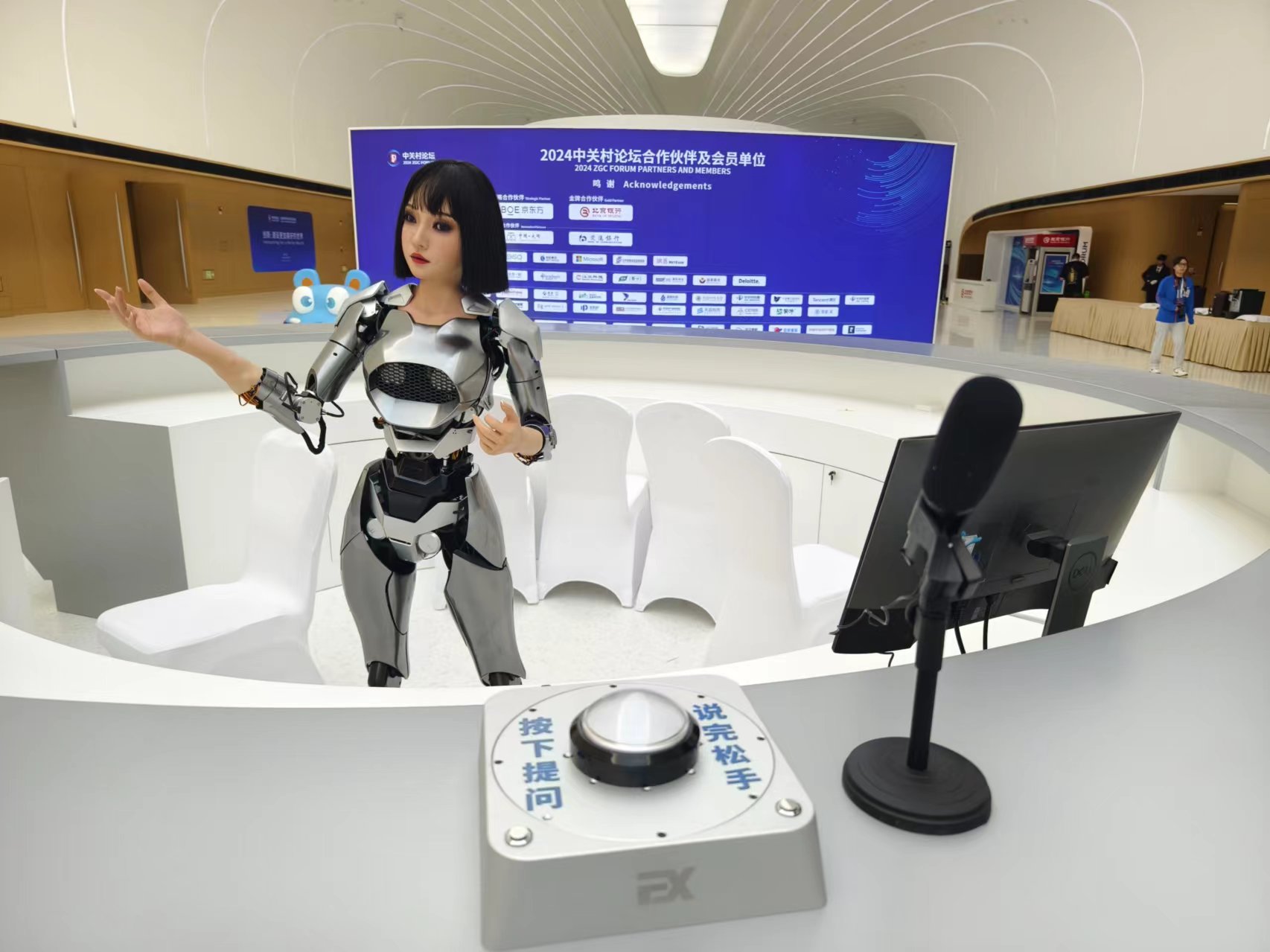 入口諮詢台前放置了一款仿生人形機器人。參會者可與仿生人形機器人對話，詢問中關村論壇簡介等相關問題。新京報記者 浦峰 攝
