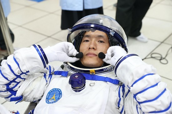     2023年8月22日，李聰進行航天服測試。徐部/攝