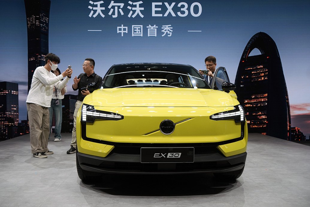 2024年4月25日,在北京车展上展出的沃尔沃 EX30电动SUV。