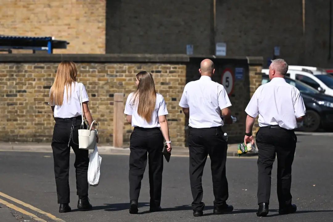 ▲狱警在休息后重返工作岗位 据视觉中国