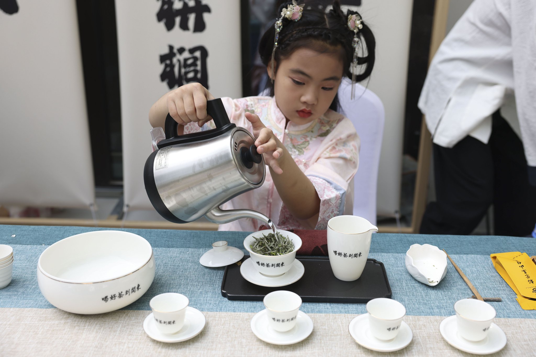 第二十三屆八大處中國園林茶文化節發佈會現場，小朋友在進行茶藝表演。新京報記者 浦峰 攝