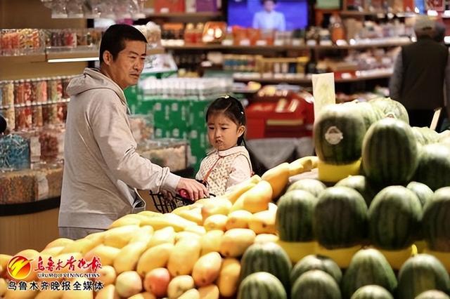 4月24日,在北京路汇嘉超市,市民正在选购水果。记者石磊摄