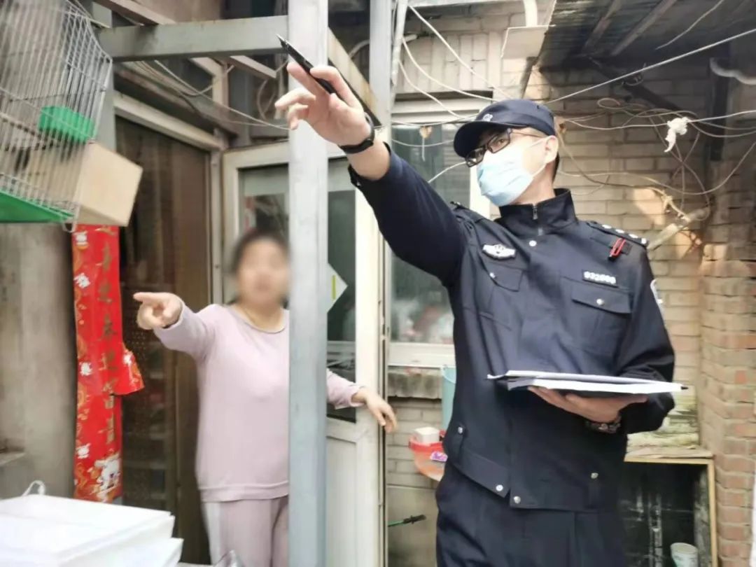 民警進行房屋安全檢查。圖源：北京市公安局朝陽分局
