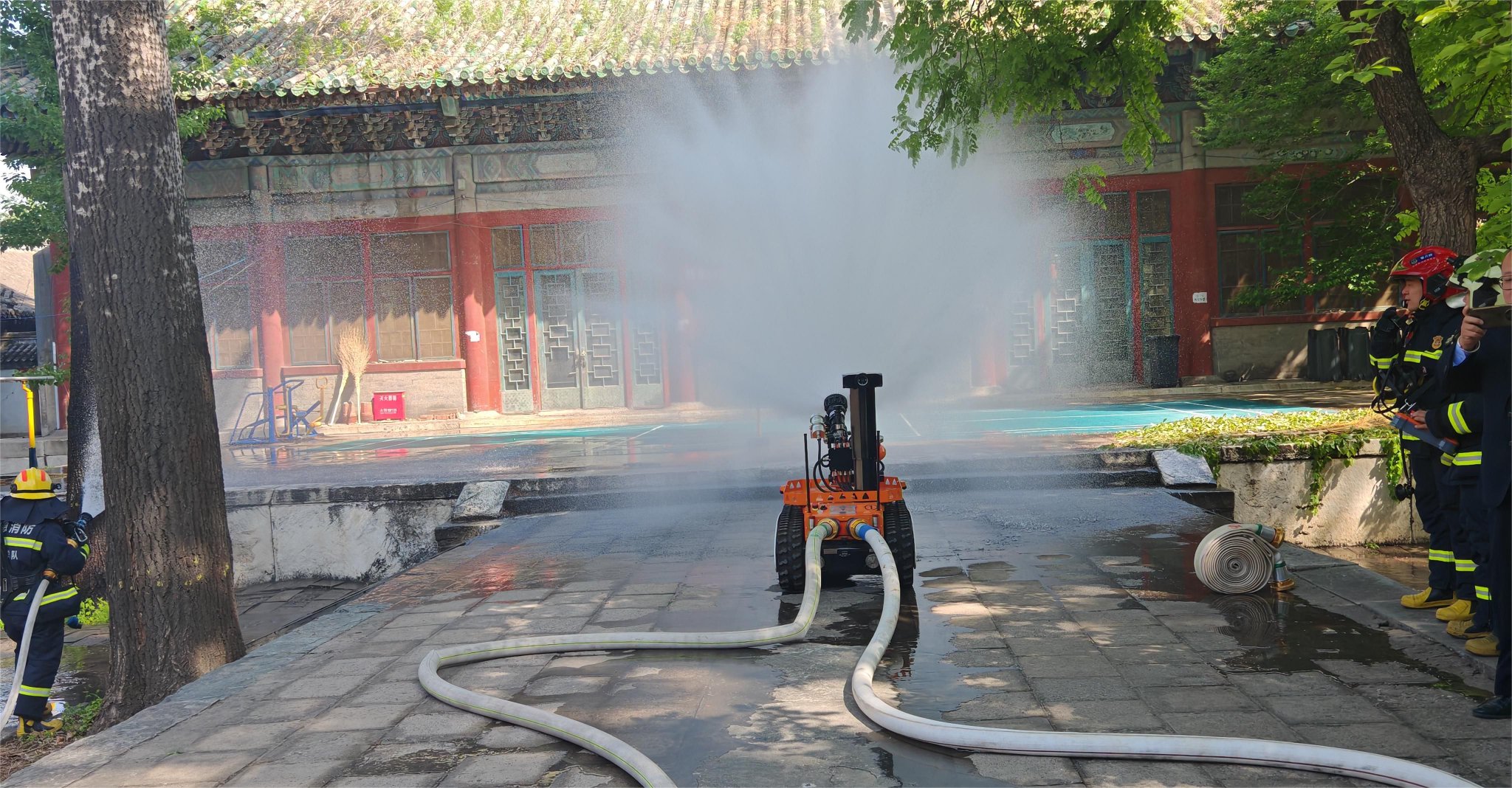 滅火機器人在演練中噴水「滅火」。圖源：東城區消防救援支隊