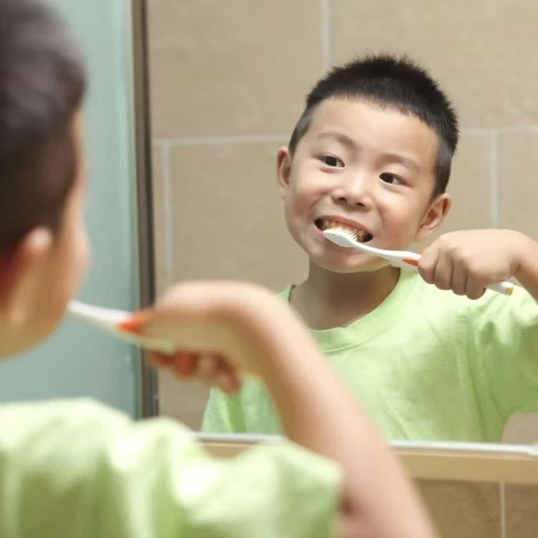 只因一个坏习惯，孩子牙齿烂到根！比刷牙更重要的事，很多家长却忽略了