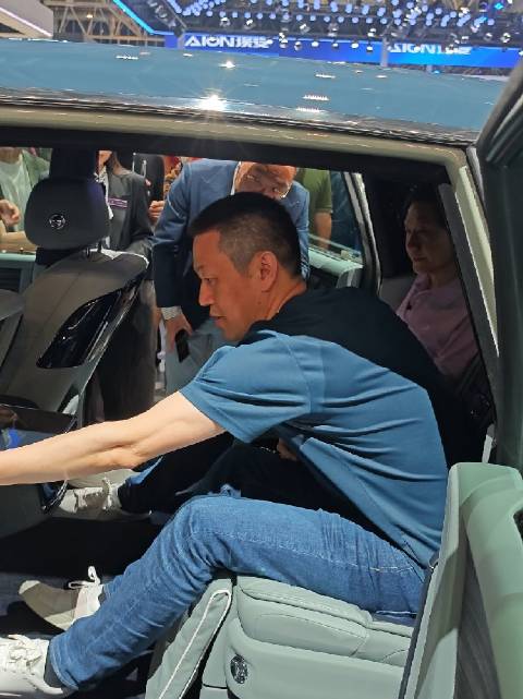 大佬局还得大佬车配 在劳斯莱斯展台偶遇@李斌 和@雷军 在大幻影里谈笑风生…