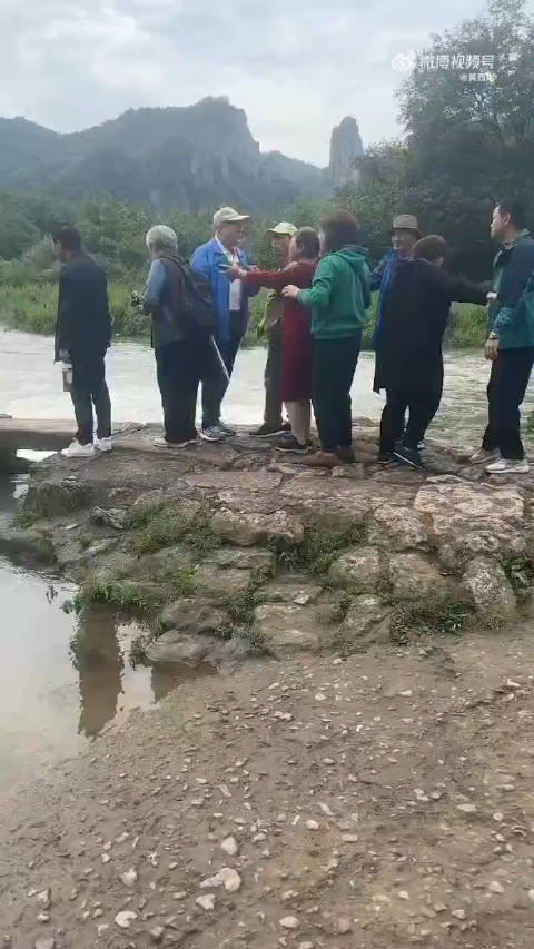 4月25日，浙江丽水仙都景区，大爷大妈长时间占用古石板桥拍照…