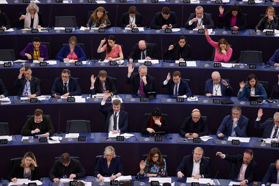    3月13日，法國斯特拉斯堡，歐洲議會議員投票表決通過歐盟《人工智能法案》。視覺中國供圖