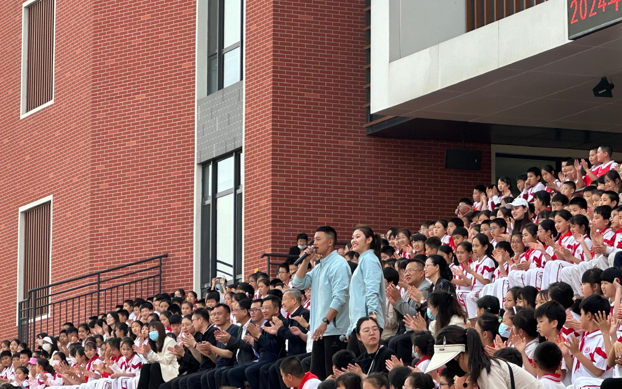 兩位體育老師以歌聲開場。 新京報記者劉洋 攝