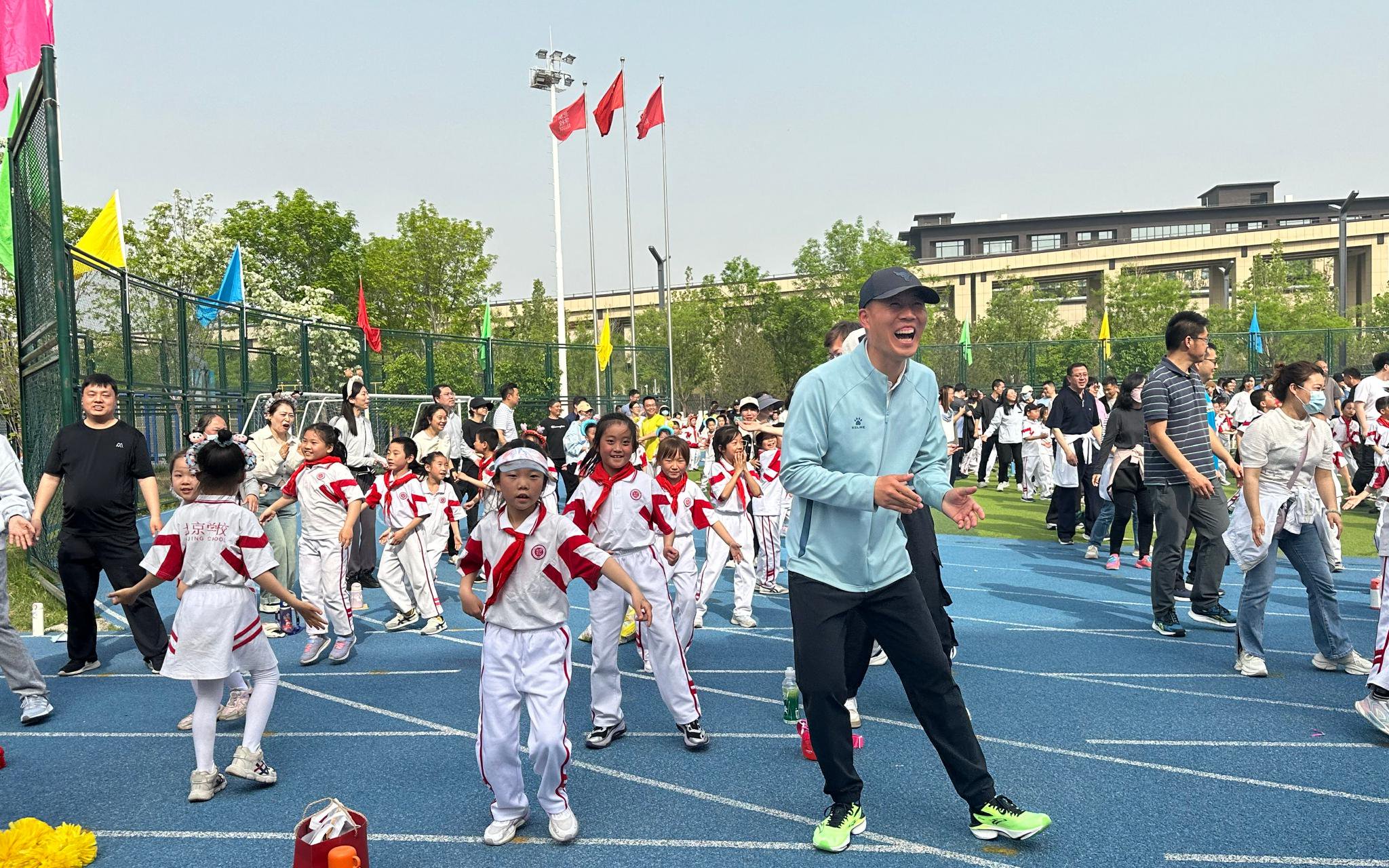 北京學校利用課後服務時間舉行「小手拉大手」趣享人生親子運動會。 新京報記者劉洋 攝