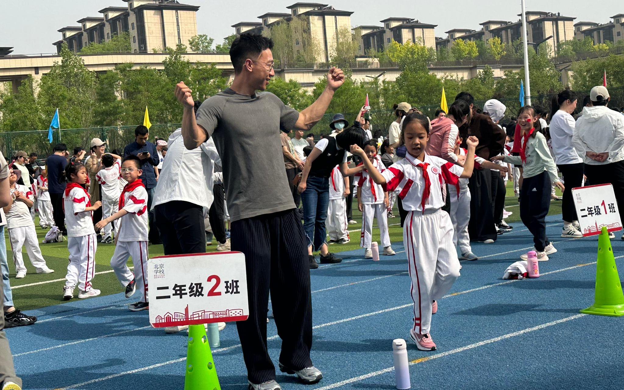 家長和孩子一起運動。 新京報記者劉洋 攝