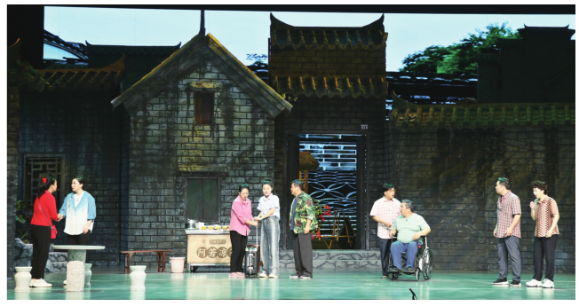 4月25日，南宁本土原创话剧《三街两巷》在邕州剧场上演。本报记者吴潇 摄