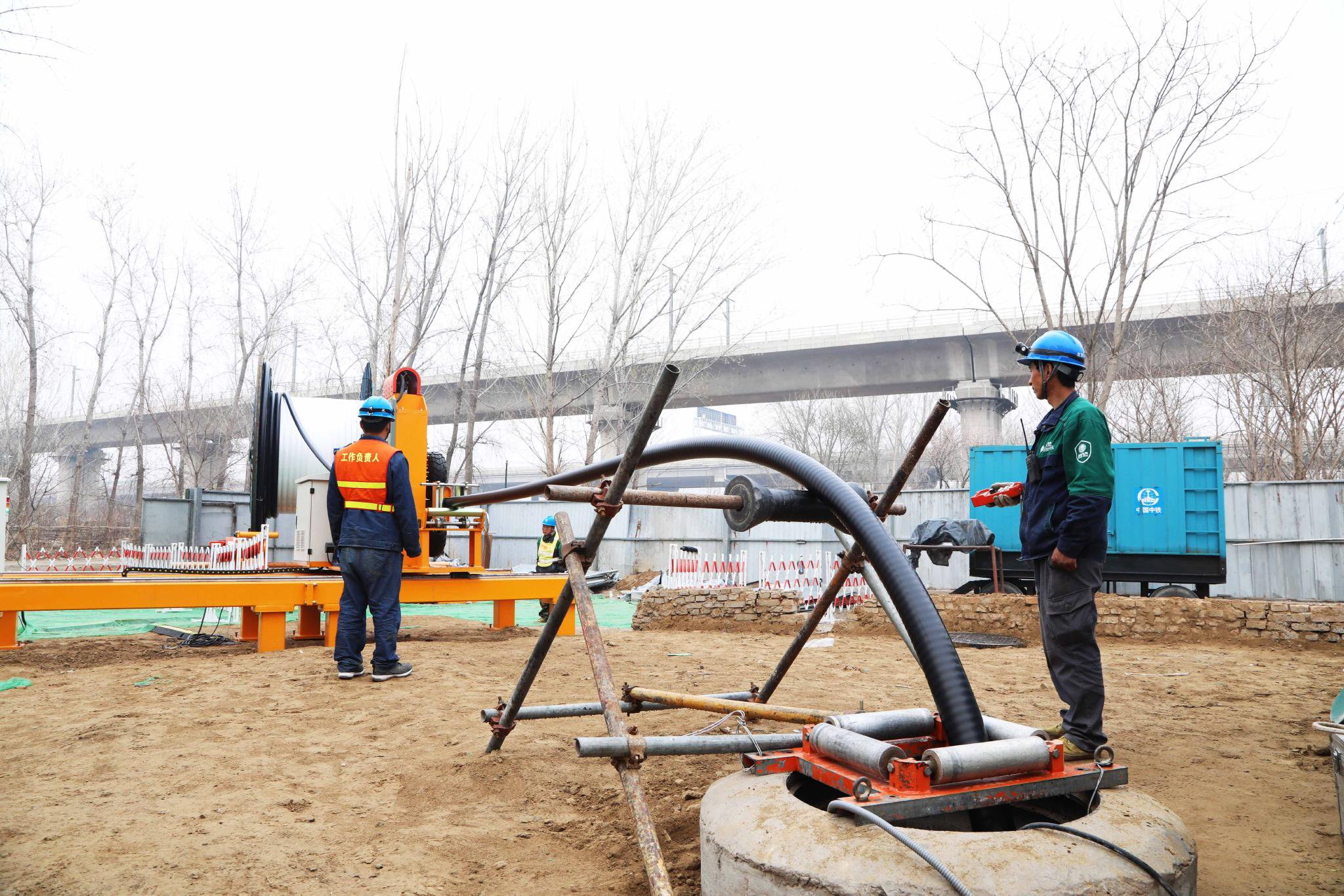 國網北京房山供電公司在110千伏長陽輸變電工程建設中應用智能放線裝備。李錚 攝