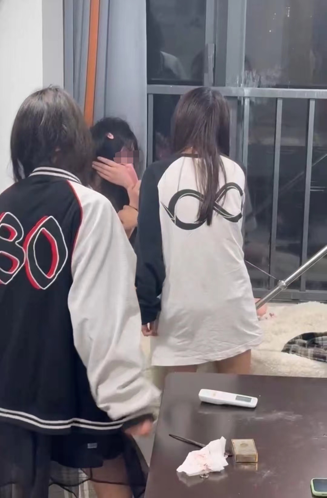4月16日凌晨,刘婷被闯进屋的两名女孩殴打。视频截图