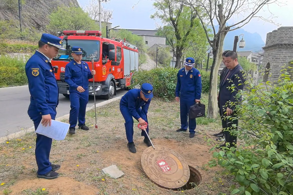 消防救援人員檢查景區地下消火栓。圖源：密雲區消防救援支隊