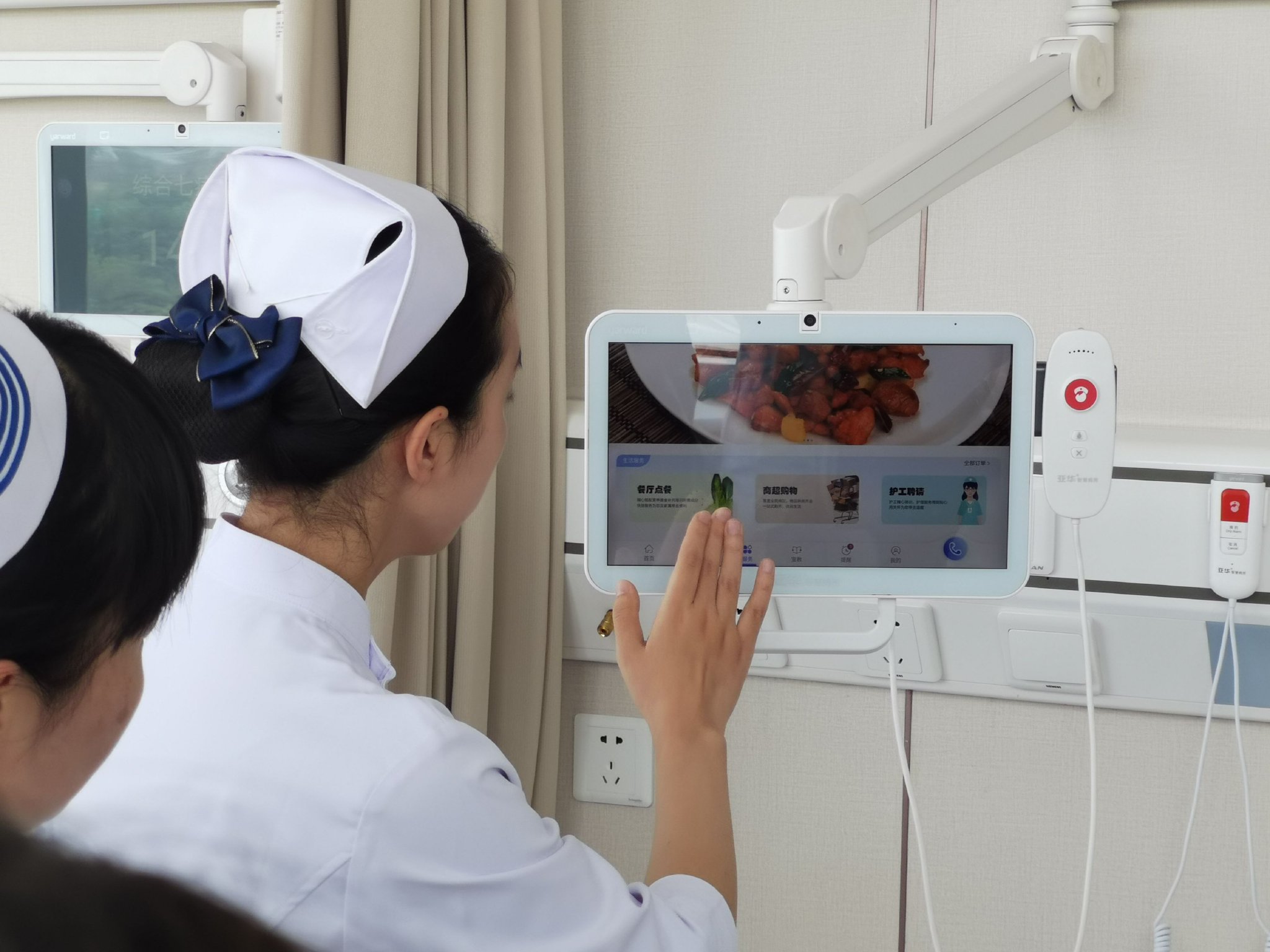 4月26日，北京友誼醫院順義院區開診，醫護人員在操作病房設備。  新京報記者 戴軒 攝
