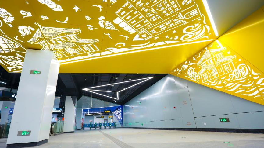 薛家泊子站借用傳統剪紙藝術將青島特色元素融入紅黃藍色彩區塊中。受訪者供圖